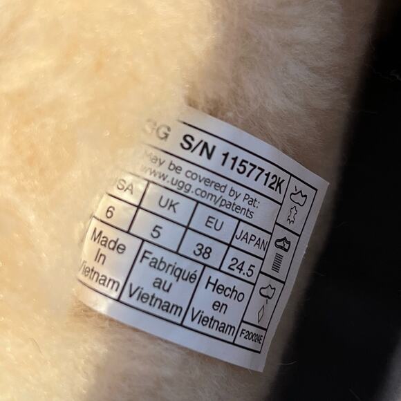 NEW UGG Kids Size 6 Womens 8 Classic II Iridescent Stars Pink Iridescent Boots - Picture 9 of 9